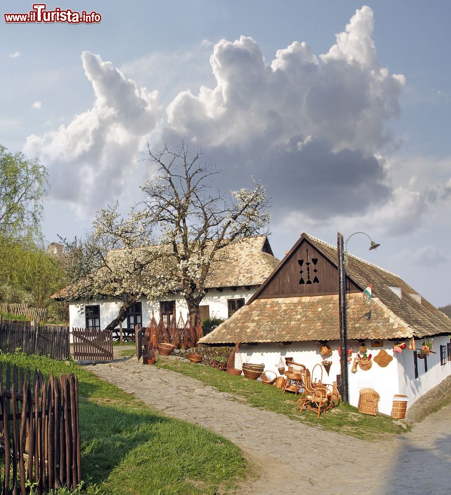 Immagine Case antiche del villaggio di Holloko, Ungheria. Questo paesino è un "esempio vivente della vita rurale prima della rivoluzione agricola del ventesimo secolo".