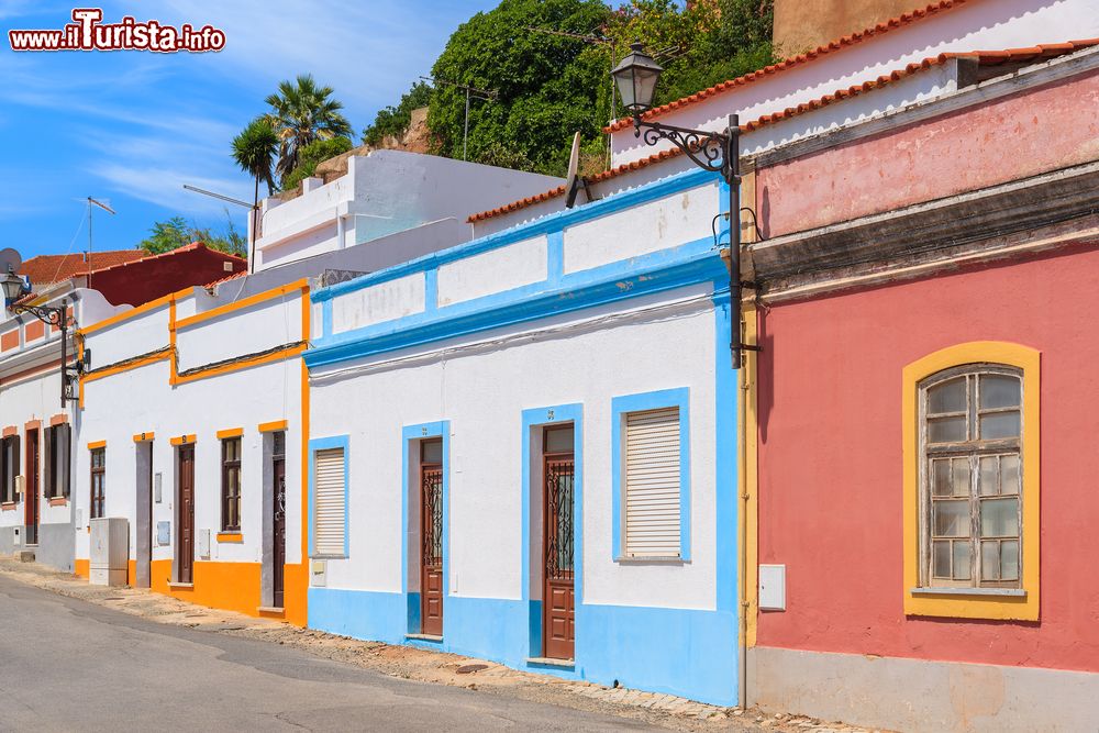Immagine Case colorate lungo una strada del centro storico di Silves, Portogallo.