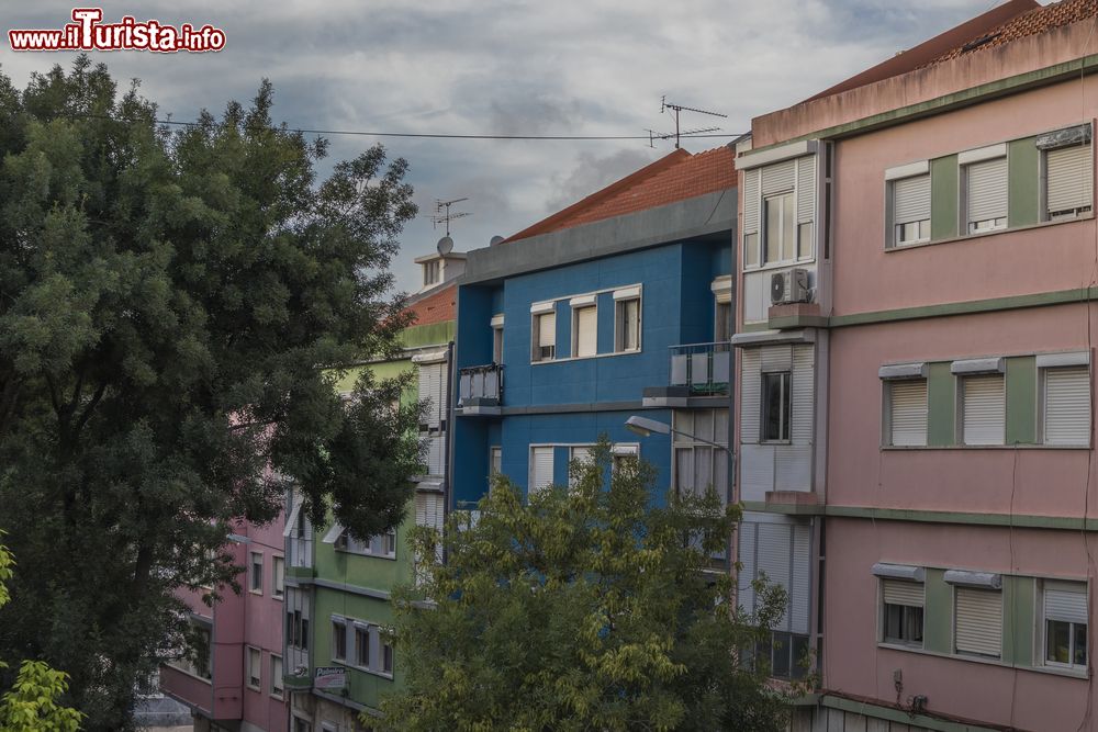 Immagine Case colorate nel centro di Amadora in Portogallo