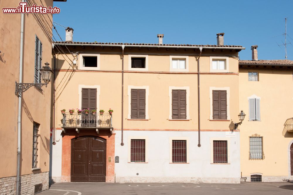 Immagine Alcune case del centro storico di Soragna in Emilia Romagna