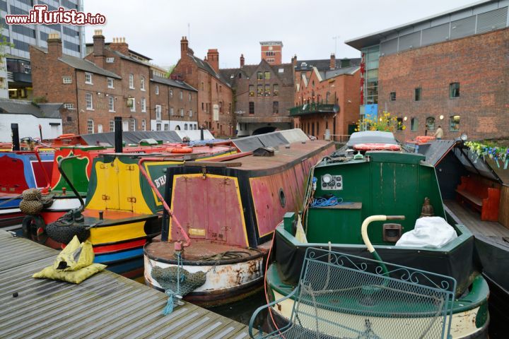 Immagine Case galleggianti sui canali di Birmingham, Inghilterra. Un suggestivo scorcio panoramico sulle strette e colorate barche ormeggiate lungo i canali cittadini, addirittura più numerosi di quelli presenti a Venezia - © astudio / Shutterstock.com