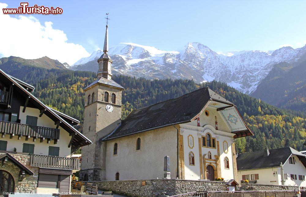 Immagine Case in legno nel villaggio alpino di Les Contamines-Montjoie (Francia). Nel 2013 si è celebrato il 170esimo anniversario della nascita di Alexis Bouvard, famoso astronomo francese nato qui - © Alastair Wallace / Shutterstock.com