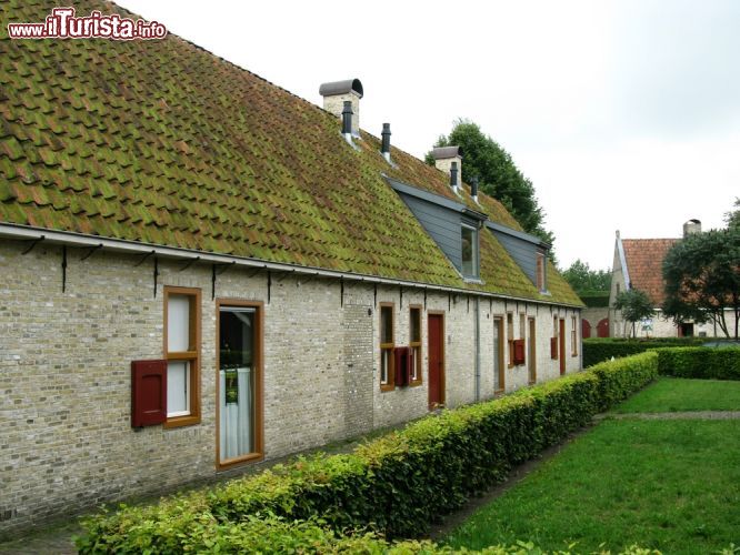 Immagine Le tipiche case in pietra del centro di Bourtange - © InavanHateren / Shutterstock.com