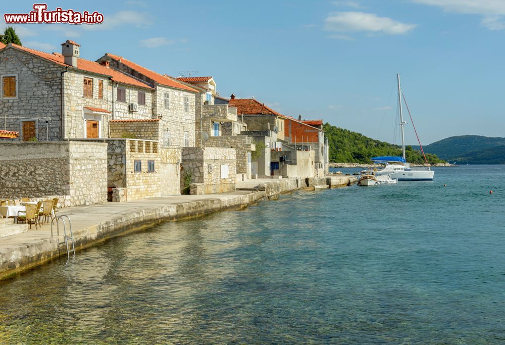 Immagine Case in pietra affacciate sul Mare Adriatico nel borgo costiero di Prvic, Croazia.