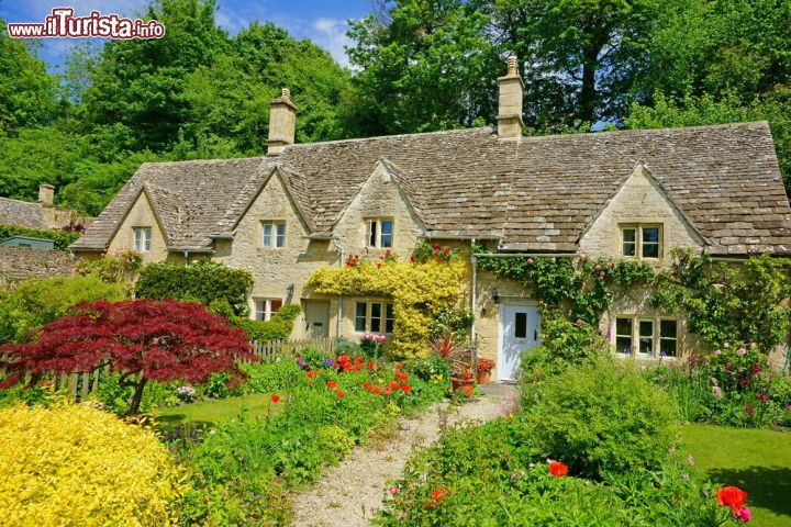 Immagine Le pittoresche case in pietra di Bibury fotografate all'inizio dell'estate: siamo tra le colline di Cotswolds, nella contea di Gloucester nell'Inghilterra sud occidentale - © Peter Raymond Llewellyn