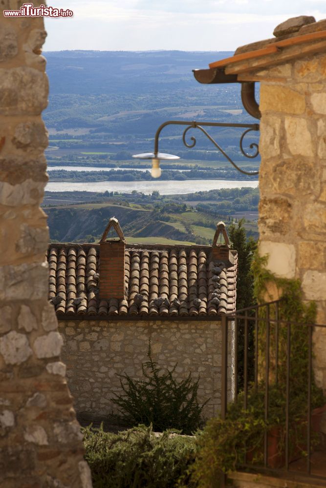 Immagine Case in pietra nel borgo di Alviano in Umbria