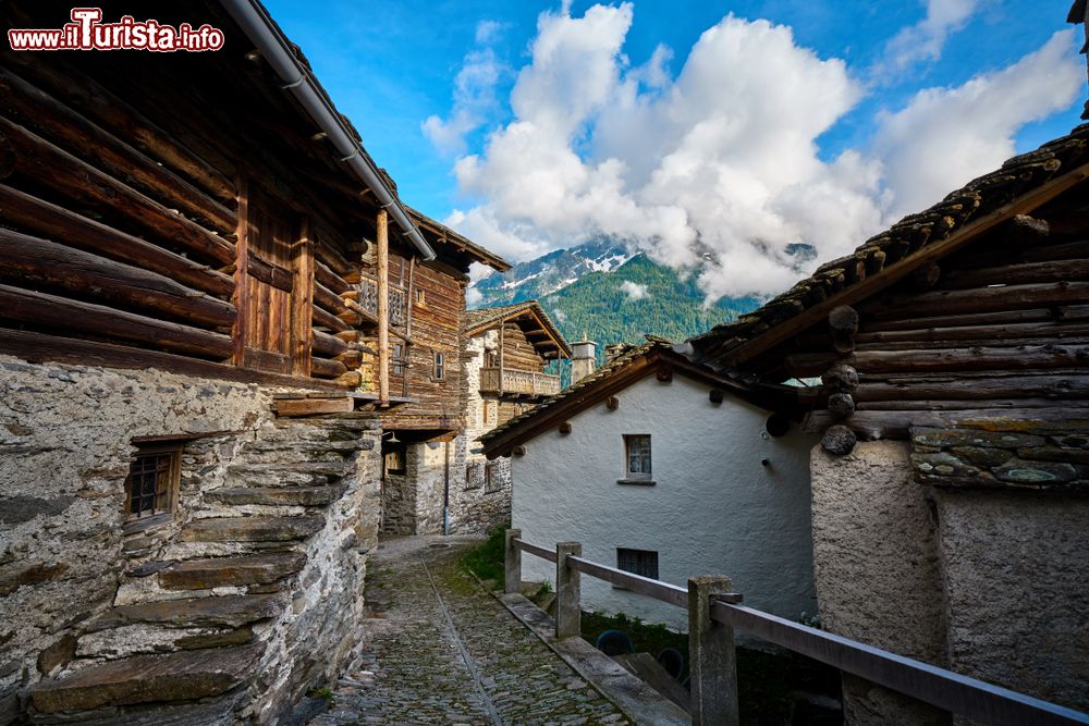 Immagine Case in pietra nel borgo svizzero di Soglio, Canton Grigioni. Passeggiando fra i vicoli di questo paesino si sente il respiro della storia.