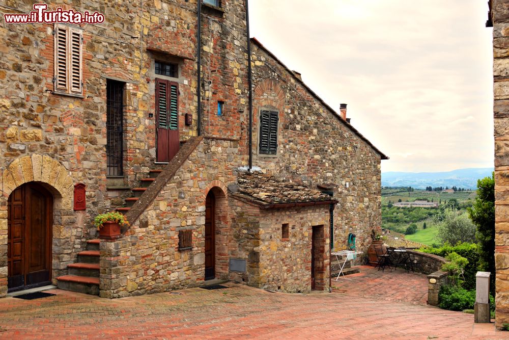 Immagine Case in pietra nel castello di Tignano in Toscana - © Simona Bottone / Shutterstock.com