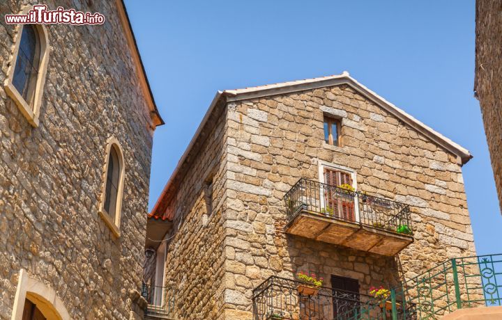 Immagine Vecchie case in pietra nel centro storico di Sartène, in Corsica (Francia) - foto © Shutterstock.com