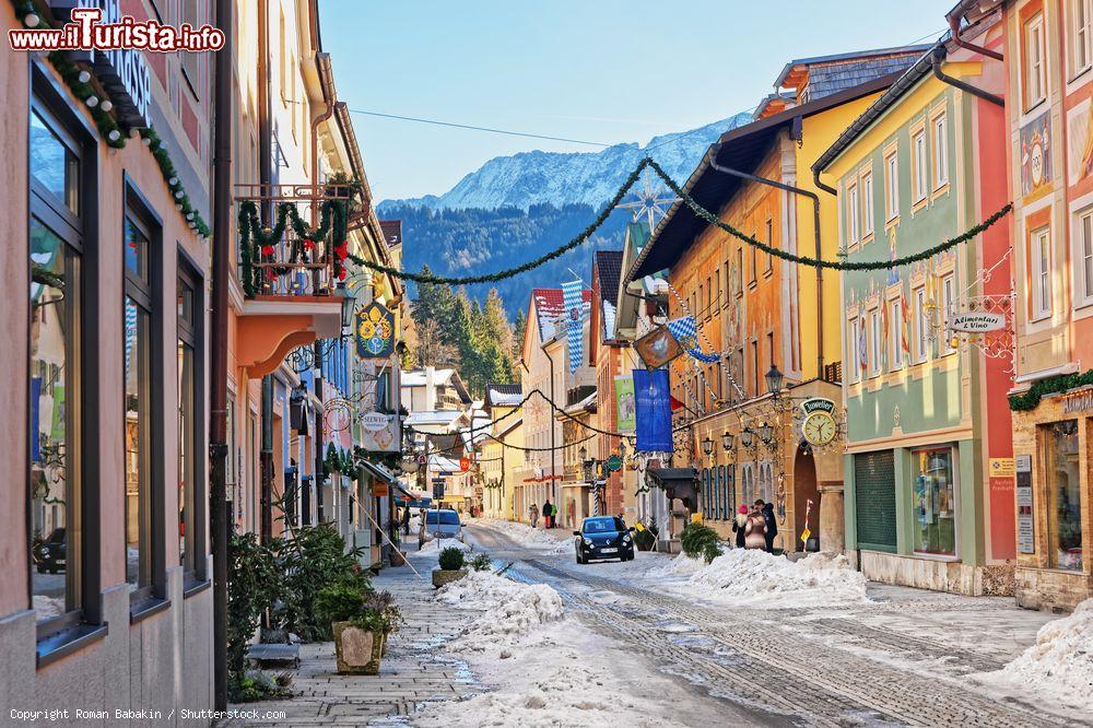 Immagine Case in stile bavarese decorate per il Natale nel centro innevato di Garmisch-Partenkirchen, Germania  - © Roman Babakin / Shutterstock.com