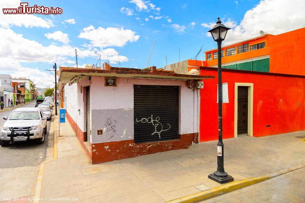 Immagine Case in una strada di Oaxaca de Juárez,

p { margin-bottom: 0.25cm; line-height: 115%; }a:link { }
città di 300.000 abitanti nello stato di Oaxaca (Messico) - © Anton_Ivanov / Shutterstock.com