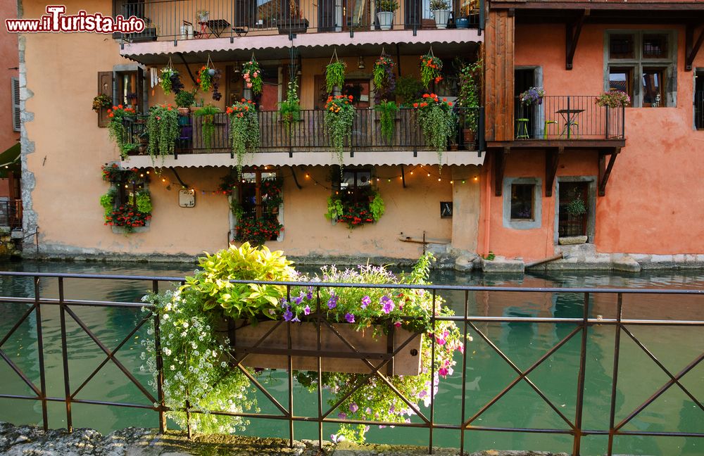 Immagine Case lungo il canale di Annecy, Francia, al tramonto. Con i suoi suggestivi canali, le sponde fiorite, i piccoli ponti e le case dalle facciate colorate, Annecy si merita il soprannome di Venezia della Savoia.