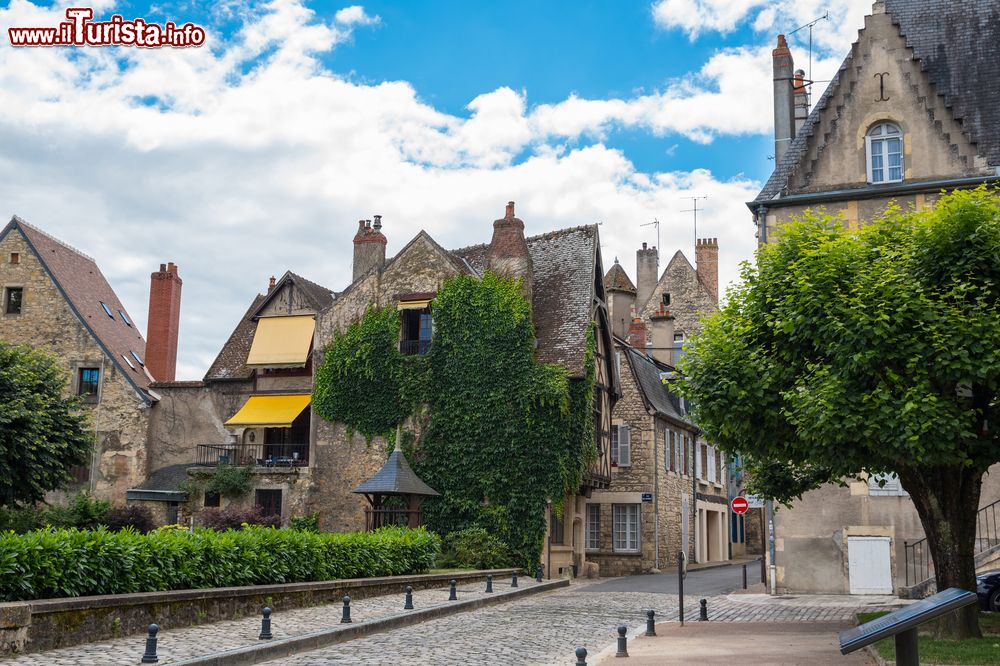 Immagine Case medievali affacciate su una strada del centro di Nevers, Francia.