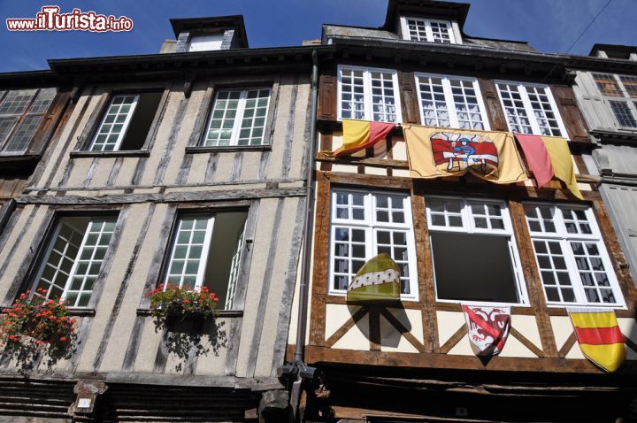 Immagine Case medievali a graticcio nel centro storico di Dinan, in Francia, con la loro tipica struttura in legno. La loro diffusione si concentra soprattutto nell'Europa centro-settentrionale - foto © davidelliottphotos / Shutterstock.com