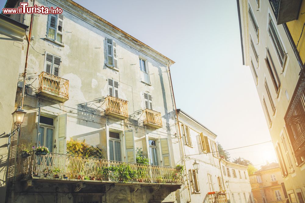 Immagine Il sole illumina le case nel centro di Mondovì, Piemonte, Italia. Da un lato la città guarda la pianura segnata dal fiume Po, dall'altro è situata su un colle che delimita il territorio delle Langhe.