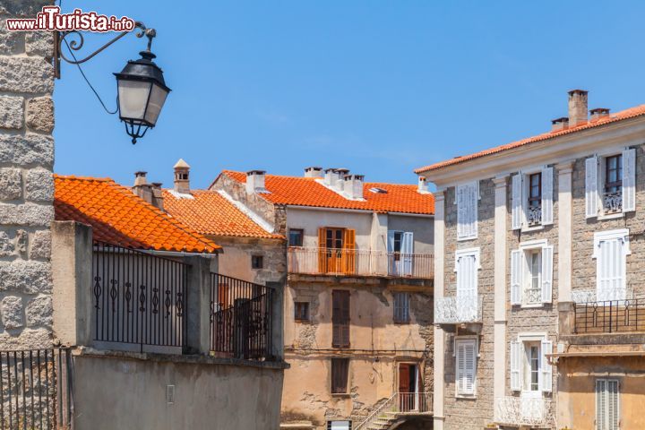 Immagine Case nel centro storico di Sartène, cittadina di 3600 abitanti nel sud-ovest della Corsica (Francia) - foto © Shutterstock.com