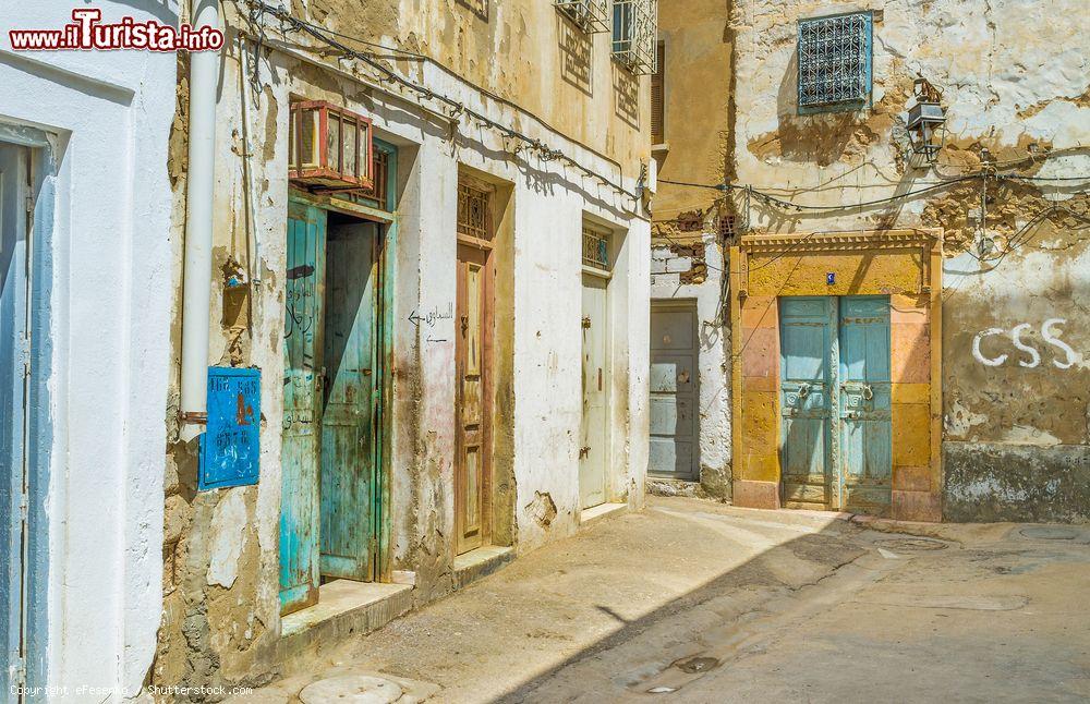 Immagine Case nel vecchio quartiere residenziale di Sfax, Tunisia. Le facciate di questi edifici presentano intonaci ormai in degrado seppure ad abbellirle ci siano le porte in legno con intagli e decorazioni - © eFesenko / Shutterstock.com