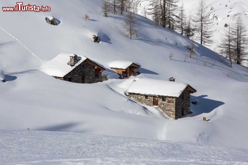 Immagine Case sommerse dalla neve a Valgrisenche, Valle d'Aosta.