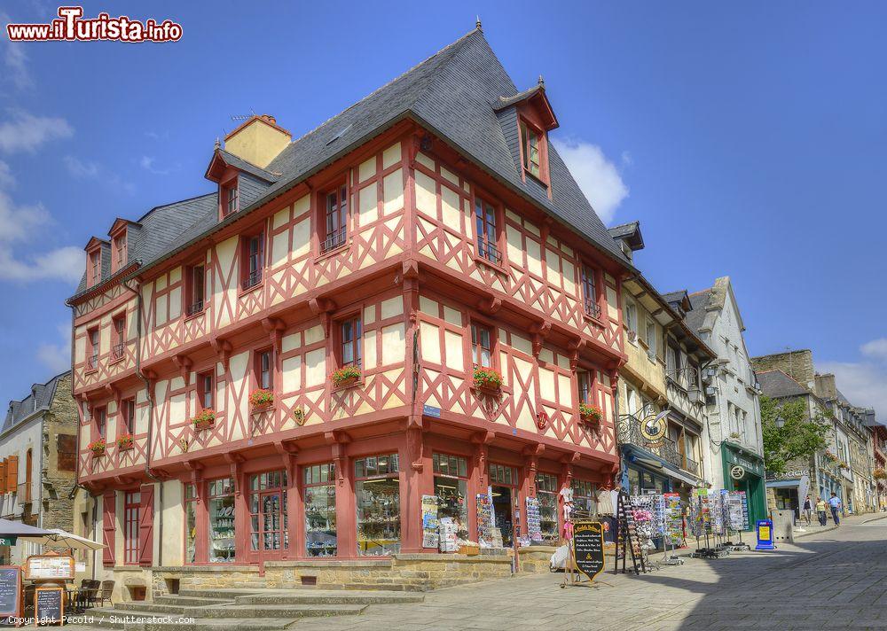 Immagine Case storiche nel centro bretone di Josselin, Francia. Passeggiando a piedi (o in bicicletta) fra le viuzze della cittadina se ne possono ammirare alcuni scorci davvero suggestivi - © Pecold / Shutterstock.com