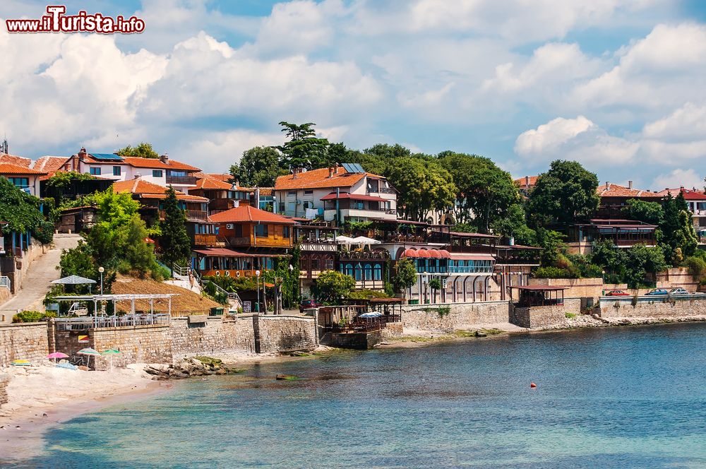 Immagine Case sulla costa di Nesebăr, affacciata sul Mar Nero, nell'est della Bulgaria.