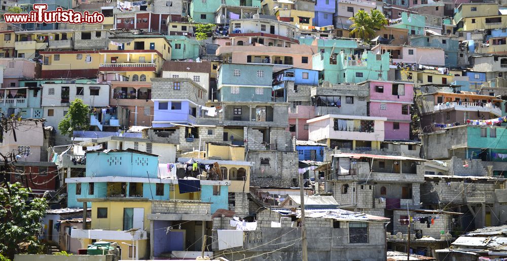 Immagine Molte case sono state costruite senza regole precise sulle colline di Port-au-Prince, Haiti.