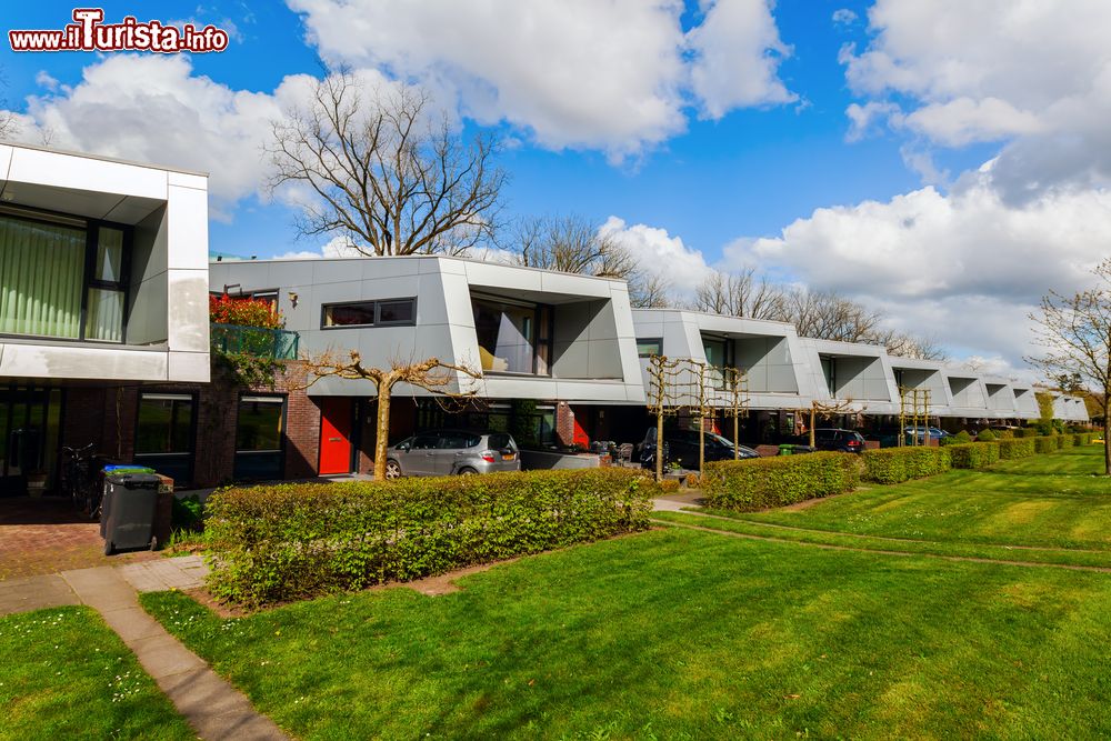 Immagine Case The Cyclops a Hilversum, Olanda. Queste singolari abitazioni, costruite con un sistema insonorizzante, fanno parte di un progetto disegnato dallo studio di architettura NIO - © Christian Mueller / Shutterstock.com