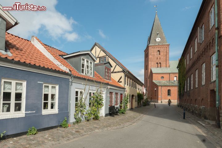 Immagine Case tipiche del centro storico di Aalborg. La città danese è diventata negli ultimi anni una delle mete turistiche più apprezzate del paese - foto © Arth63 / Shutterstock.com