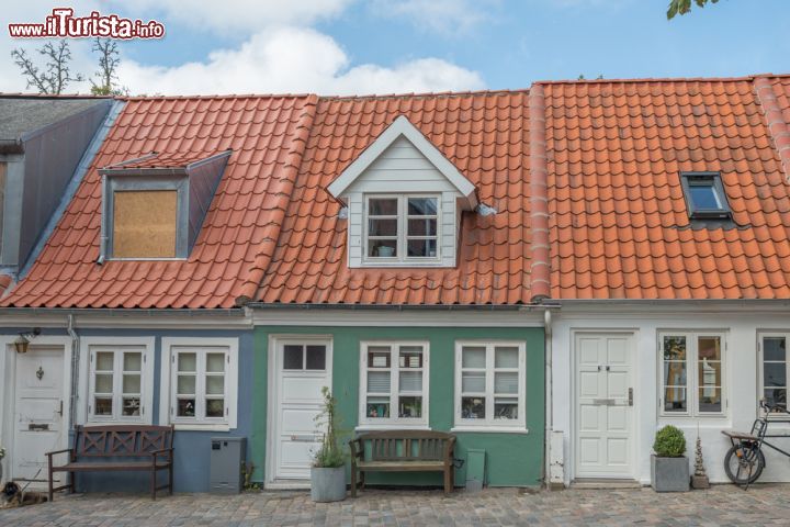 Immagine Casette tradizionali colorate con tonalità pastello nella città di Aalborg, la quarta per dimensioni della Danimarca - foto © Arth63 / Shutterstock.com