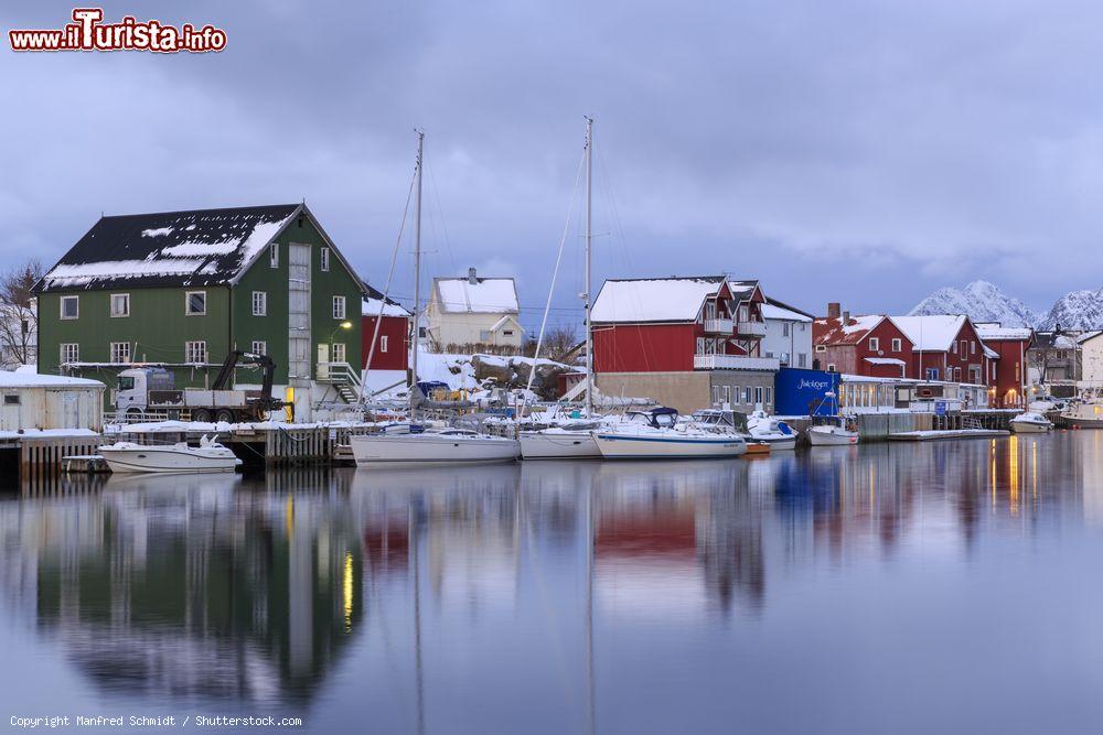 Immagine Case tradizionali nel villaggio norvegese di Henningsvaer, isole Lofoten. Un bel panorama invernale con la neve e il porticciolo in primo piano - © Manfred Schmidt / Shutterstock.com