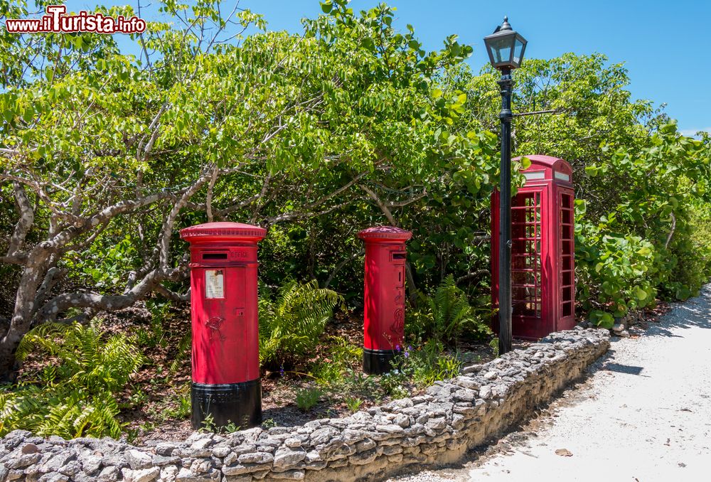 Immagine Le caratteristiche cassette postali rosse e un telefono stile inglese a Man O'War Cay, Abaco, Bahamas.
 