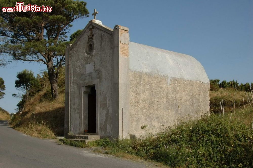 Immagine Castanea delle Furie di Messina, una chiesa nelle campagne  - © mapio.net