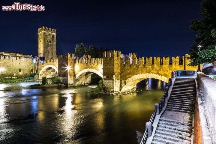 Immagine Castel vecchio a Verona nella parte medievale - In realtà una volta veniva denominato "Castello di San Martino in Aquaro" ma, poiché il suo uso attuale è racchiuderne il museo civico, anche la toponomastica si è adeguata ai tempi moderni. La particolare bellezza è data dal suo aspetto ancora assolutamente medievale. Fatto costruire in realtà per scopi di difesa militare (come si vede dall'immagine che presenta le torri merlettate), il suo fascino è decisamente unico - © S-F / Shutterstock.com