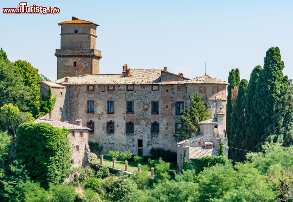 Immagine Castel Viscardo, Terni:  Il maniero della Madonna Antonia, la Dama Bianca