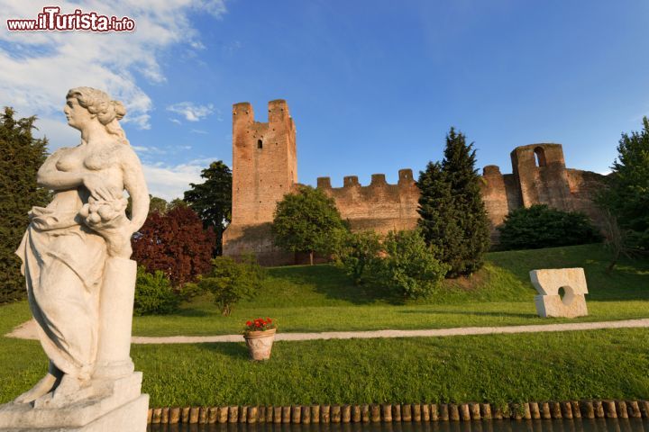 Immagine Castelfranco Veneto, le mura e il fossato - © Alberto Masnovo / Shutterstock.com