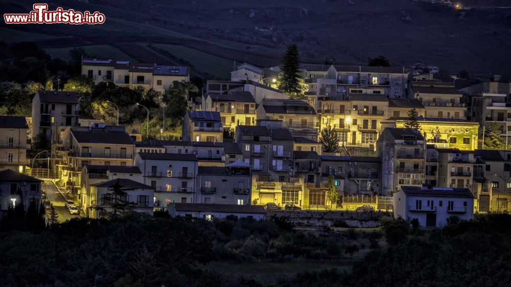 Immagine Castellana Sicula vista notturna delle case del centro.