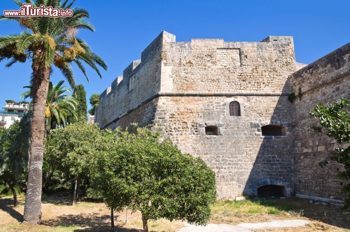 Immagine Il Castello Angioino-Svevo-Aragonese è una delle attrazioni più importanti di Manfredonia in Puglia - © Mi.Ti. / Shutterstock.com