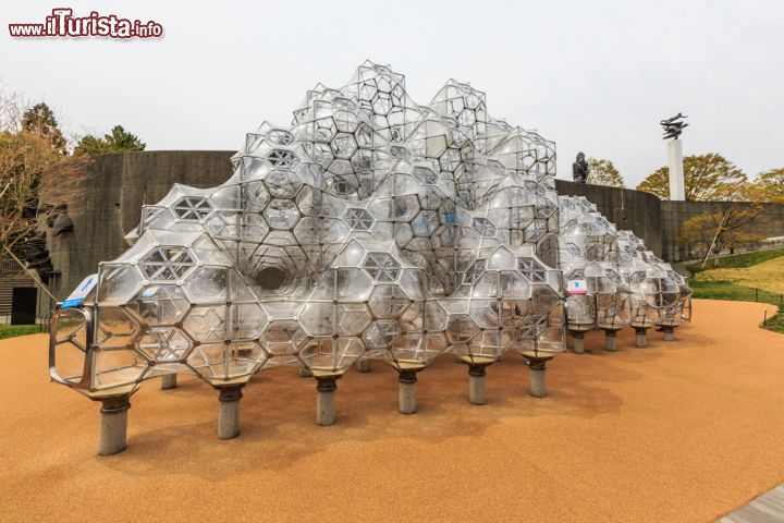 Immagine Open Air Museum di Hakone, Giappone - Inaugurato nel 1969, questo museo di Hakone rappresenta anche la prima raccolta museale open air del Giappone. Raccoglie opere di Picasso, Henry Moore, Churyo Sato e altri famosi artisti. Fra i capolavori esposti c'è anche il bel castello di bolle di sapone ritratto in questa immagine  - © Tooykrub / Shutterstock.com