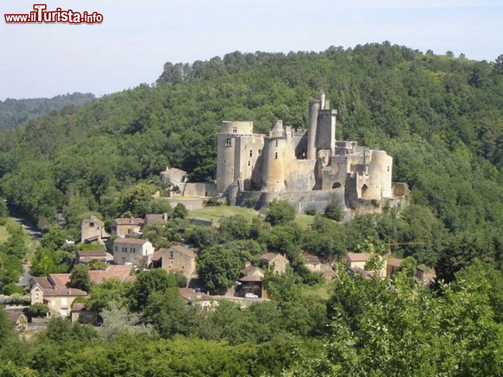 Immagine Il castello di Bonaguil, gioiello di architettura medievale che si trova fra il Périgorg e il Quercy, nel comune di Saint-Front-sur-Lémance, 