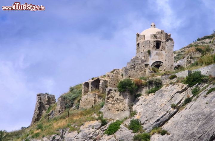 Immagine Il Castello di Amantea in Calabria - © LianeM / Shutterstock.com