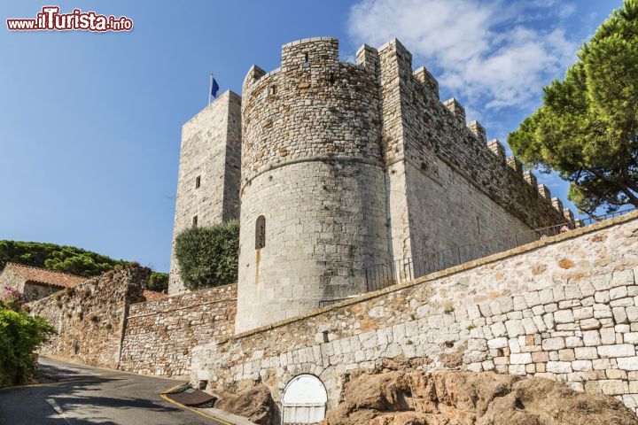 Immagine Castello di Castre a Cannes, Costa Azzurra. Questa costruzione a pianta quadrangolare venne dotata di un'alta torre quadrata che serviva da punto di osservazione della baia di Cannes e di Mandelieu - © Nadezda Murmakova / Shutterstock.com