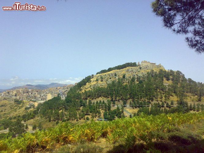 Immagine Il castello (o rocca) di Geraci si trova a Geraci Siculo (Palermo) su uno sperone roccioso di massiccia roccia arenaria.