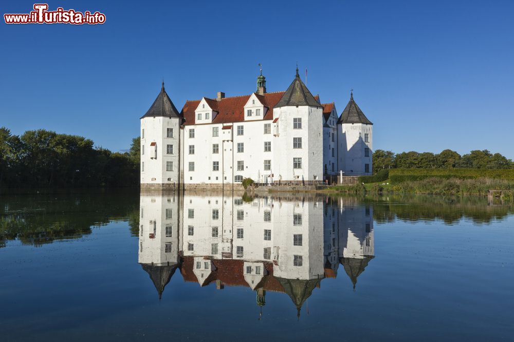 Immagine Il castello di Glücksburg, a pochi chilometri da Flensburg (Germania), è particolarmente fotogenico garzie alla sua posizione sull'acqua del fiordo.