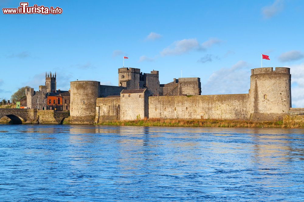 Immagine Castello di King John a Limerick, Irlanda. Situata sulla King's Island, questa fortezza deve il suo primo bastione al re vichingo Thormodr Helgason che in questa località costruì una base. Del castello si conservano i muri esterni e le torri fortificate divenute vere e proprie attrazioni turistiche.
