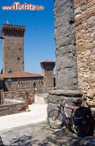 Immagine Castello di Lucignano, una delle fortezze medicee della Toscana - © Claudio Giovanni Colombo / Shutterstock.com