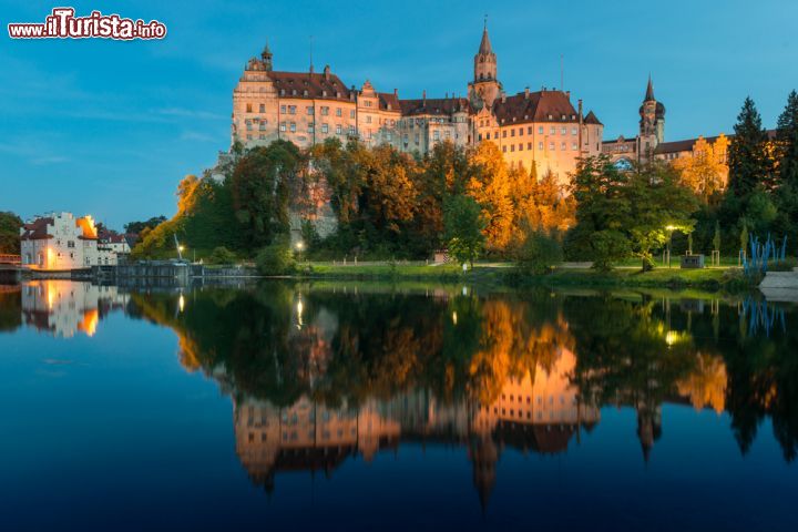 Immagine Castello di Sigmaringen by night, Germania - Costruito sulla roccia, questo imponente castello è il più grande fra tutti quelli della Valle del Danubio ed è situato a circa 605 metri sul livello del mare © tichr / Shutterstock.com