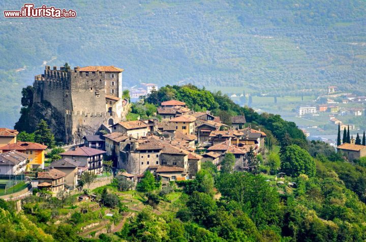 Immagine Castello di Tenno borgo del Trentino vicino al Lago di Garda- © Marco Saracco / Shutterstock.com