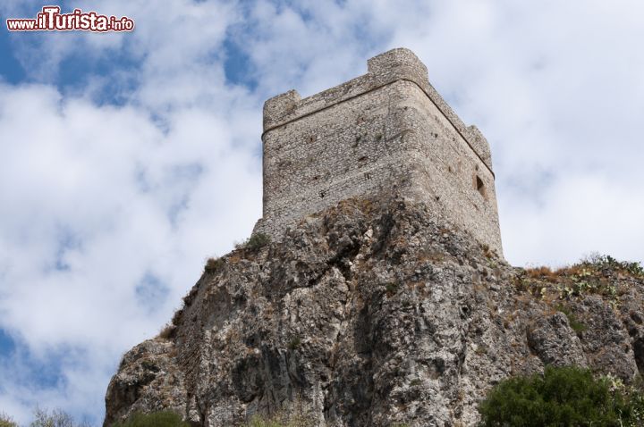 Immagine Particolare del Castello di Zahara de la Sierra. La struttura ha origini moresche, ed offre uno splendido punto panoramico per ammirare il borgo dall'alto - © Israel Hervas Bengochea / Shutterstock.com