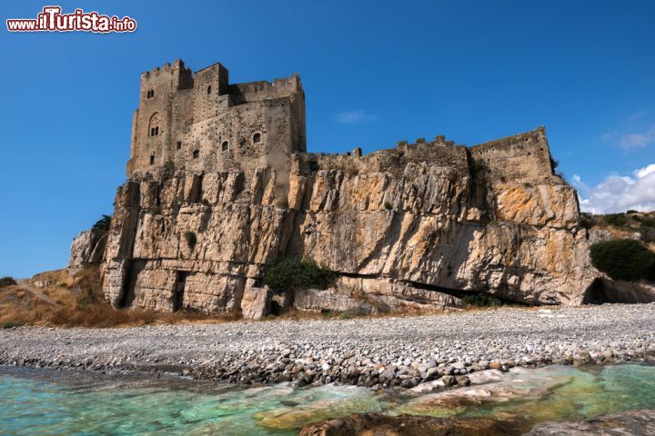 Immagine il famoso  Castrum Petrae Roseti con le mura a picco sulla spiaggia di Roseto, in Calabria