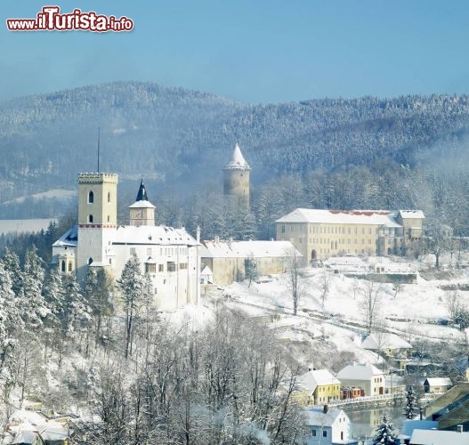 Immagine Inverno a Rozmberk nad Vltavou, con il castello innevato, Repubblica Ceca. Imbiancata dalla neve questa località ceca accoglie nei mesi invernali con temperature che possono scendere di qualche grado sotto lo zero - ©PHB.cz (Richard Semik) / shutterstock.com