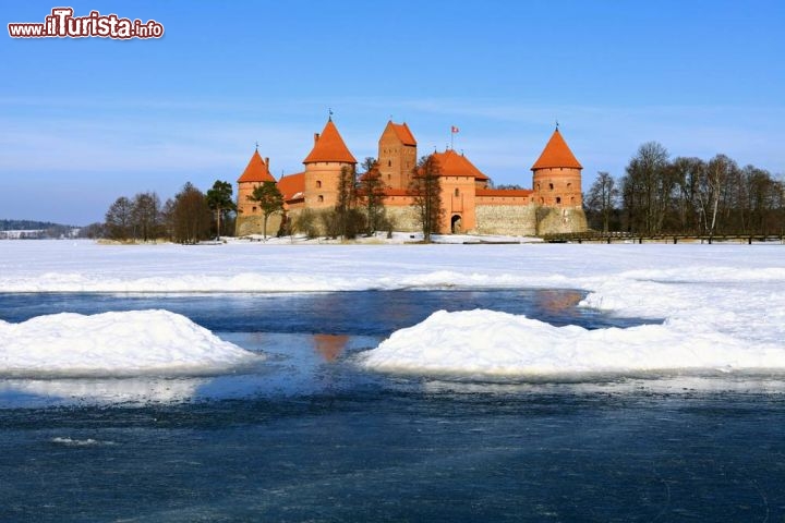 Immagine I laghi ghiacciati attorno al Castello di Trakai d'inverno - © JBDesign / Shutterstock.com